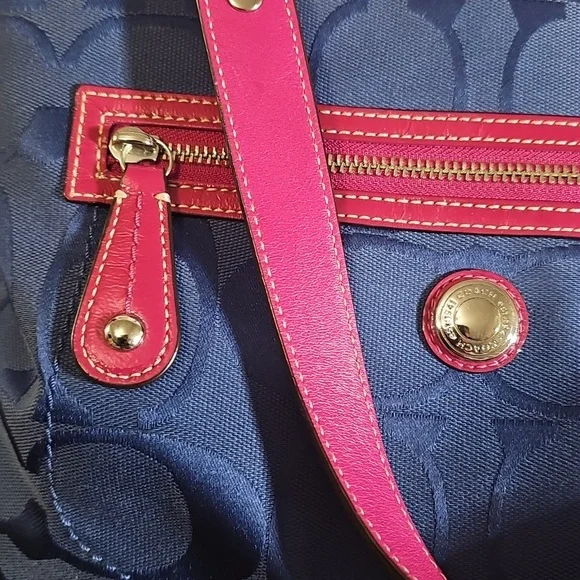 Coach Laura Kisslock 14940 GUC - Picture 10 of 12